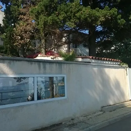 Mare Beachfront Cozy Sea View Apartamento *